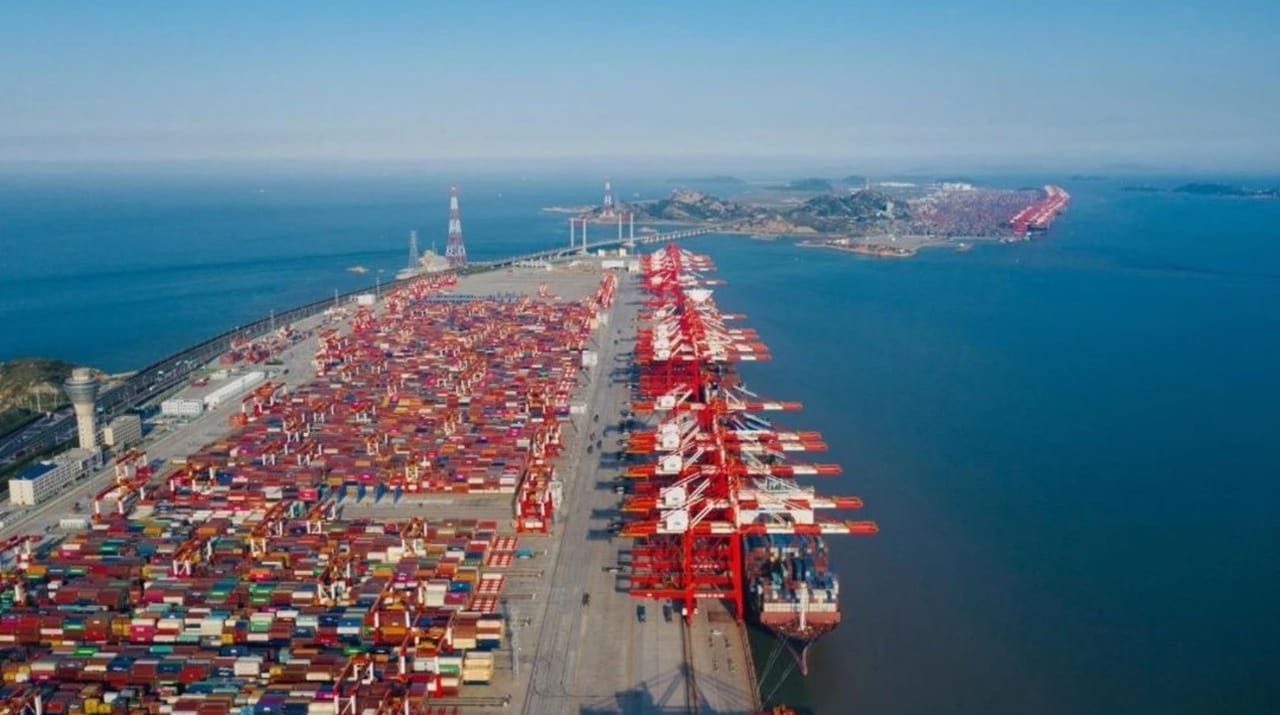 上海港集装箱码头岸桥与堆场(图源: Seatrade Maritime News / SIPG)